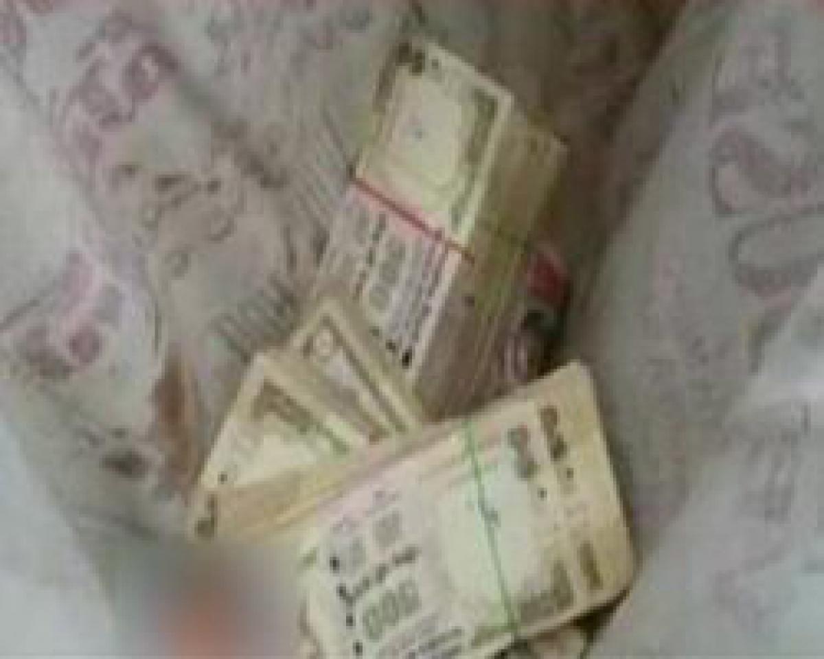 Cash bag with Rs.10 lakh found in middle of road in Vijayawada